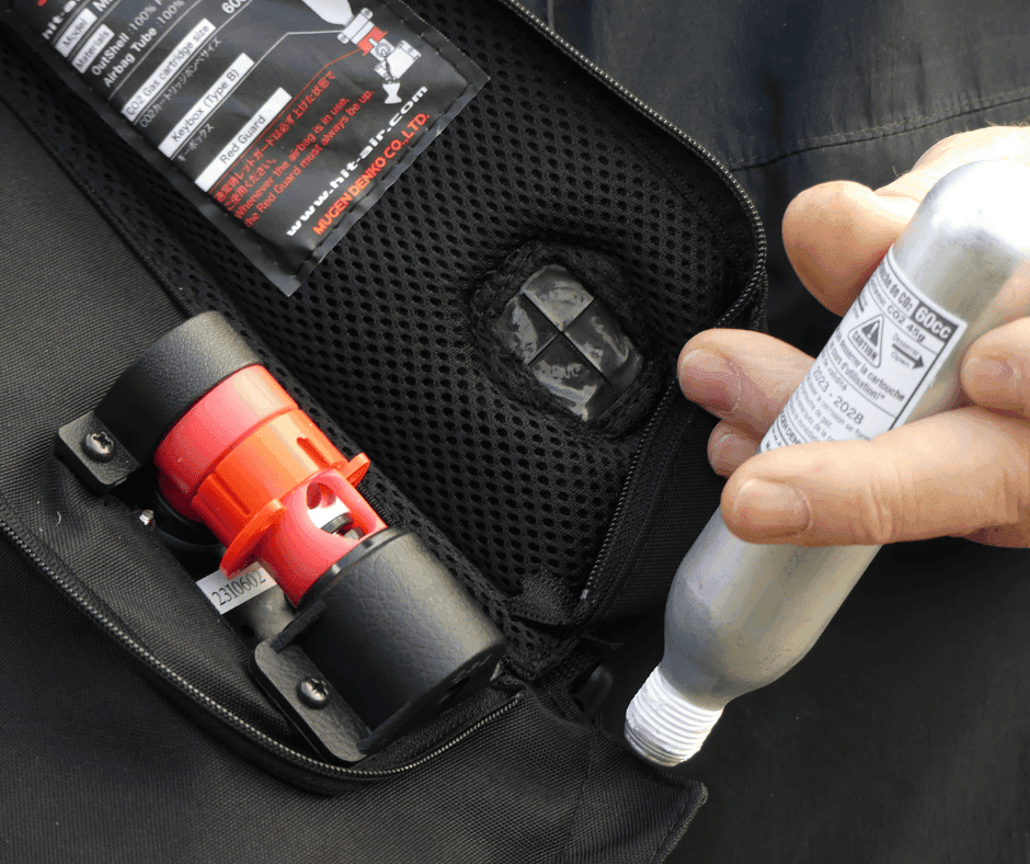 Dans cet article nous vous expliquons pas à pas comment changer la cartouche de co2 de votre gilet airbag d'équitation après une chute pour pouvoir utiliser de nouveau votre gilet